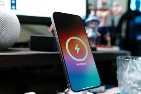 西双版纳苹果15换屏服务分享用什么充电器给iPhone15充电更好 